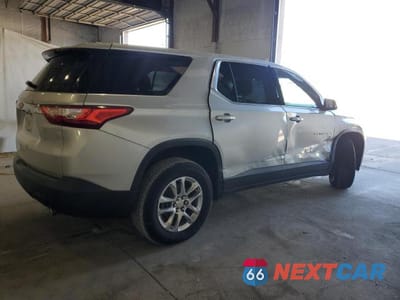 Trzecie zdjęcie samochodu z tyłu: 2018 CHEVROLET TRAVERSE LS VIN:1GNERFKW8JJ103878 - miniatura