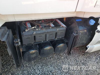 Zdjęcie 9 z 10 samochodu: 2023 VOLVO VNL SEMI TRUCK VIN:4V4NC9EJ4PN615350 - miniatura
