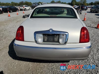 Zdjęcie 6 z 12 samochodu: 2000 LINCOLN TOWN CAR SIGNATURE VIN:1LNHM82W8YY878050 - miniatura