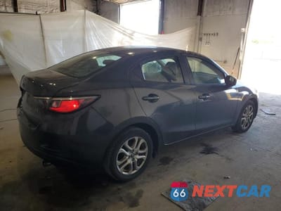 Trzecie zdjęcie samochodu z tyłu: 2017 TOYOTA YARIS IA VIN:3MYDLBYV4HY156257 - miniatura