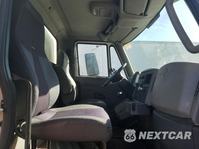 Piąte zdjęcie samochodu w środku: 2011 INTERNATIONAL 4400 BOX TRUCK VIN:1HTMKAAL0BH337561 - miniatura