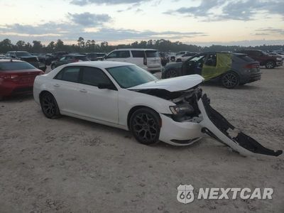 Czwarte zdjęcie samochodu z boku: 2018 CHRYSLER 300 TOURING VIN:2C3CCAAG4JH320610 - miniatura