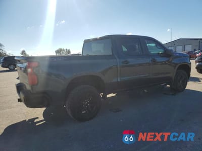 Trzecie zdjęcie samochodu z tyłu: 2021 CHEVROLET SILVERADO K1500 TRAIL BOSS CUSTOM VIN:1GCPYCEF0MZ151931 - miniatura