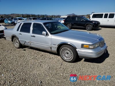 Czwarte zdjęcie samochodu z boku: 1997 LINCOLN TOWN CAR EXECUTIVE VIN:1LNLM81W2VY715658 - miniatura