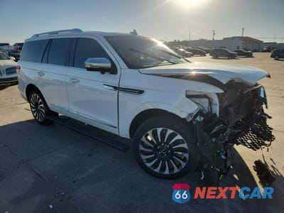 Czwarte zdjęcie samochodu z boku: 2022 LINCOLN NAVIGATOR BLACK LABEL VIN:5LMJJ2TT0NEL17198 - miniatura