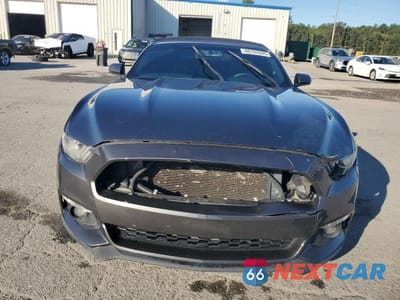 Piąte zdjęcie samochodu w środku: 2017 FORD MUSTANG VIN:1FATP8UH8H5292783 - miniatura