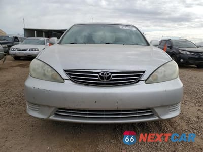Piąte zdjęcie samochodu w środku: 2005 TOYOTA CAMRY LE VIN:4T1BE32K55U025983 - miniatura