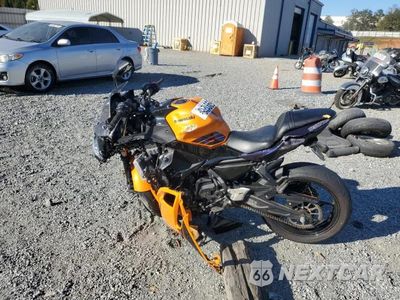 Trzecie zdjęcie samochodu z tyłu: 2025 KAWASAKI EX650 P VIN:ML5EXEP15SDAF6193 - miniatura