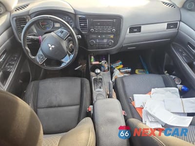 Zdjęcie 8 z 12 samochodu: 2016 MITSUBISHI OUTLANDER ES VIN:JA4AD2A35GZ010794 - miniatura