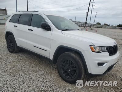 Czwarte zdjęcie samochodu z boku: 2018 JEEP GRAND CHEROKEE LAREDO VIN:1C4RJFAG2JC315790 - miniatura