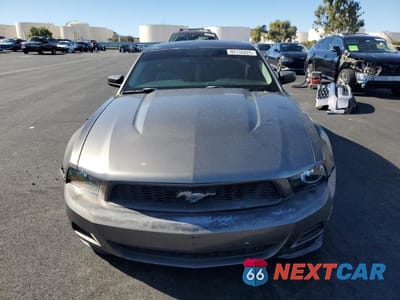 Piąte zdjęcie samochodu w środku: 2010 FORD MUSTANG VIN:1ZVBP8AN1A5166798 - miniatura