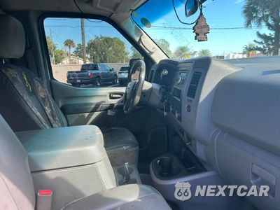 Piąte zdjęcie samochodu w środku: 2017 NISSAN NV 2500 S VIN:1N6BF0LY5HN811345 - miniatura