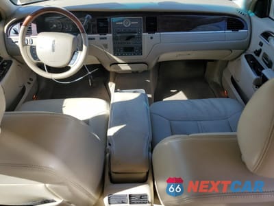 Zdjęcie 8 z 12 samochodu: 2008 LINCOLN TOWN CAR SIGNATURE LIMITED VIN:2LNHM82W08X655694 - miniatura