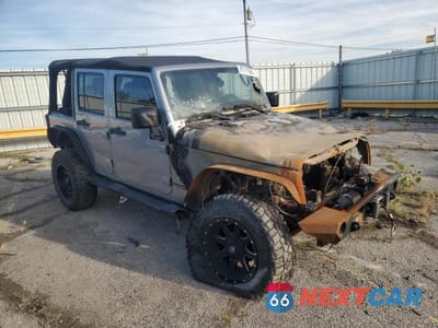 Czwarte zdjęcie samochodu z boku: 2014 JEEP WRANGLER UNLIMITED SAHARA VIN:1C4BJWEG0EL233817 - miniatura