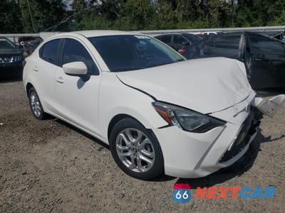 Czwarte zdjęcie samochodu z boku: 2018 TOYOTA YARIS IA VIN:3MYDLBYV0JY309092 - miniatura