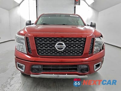 Piąte zdjęcie samochodu w środku: 2017 NISSAN TITAN SV VIN:1N6AA1E51HN524832 - miniatura