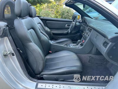 Piąte zdjęcie samochodu w środku: 2001 MERCEDES-BENZ SLK 230 KOMPRESSOR VIN:WDBKK49F31F234132 - miniatura