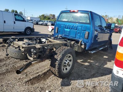 Trzecie zdjęcie samochodu z tyłu: 2018 CHEVROLET SILVERADO C3500 VIN:1GB4CYCY9JF131701 - miniatura