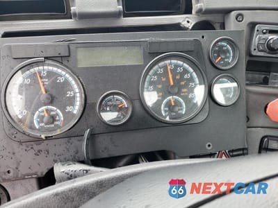 Zdjęcie 8 z 10 samochodu: 2016 FREIGHTLINER CASCADIA 113 SEMI TRUCK VIN:3AKBGADV2GSHB2532 - miniatura