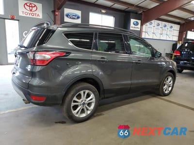 Trzecie zdjęcie samochodu z tyłu: 2018 FORD ESCAPE SE VIN:1FMCU9GDXJUC11551 - miniatura