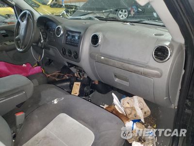 Zdjęcie 8 z 13 samochodu: 2004 FORD EXPEDITION XLS VIN:1FMRU13W84LB82029 - miniatura