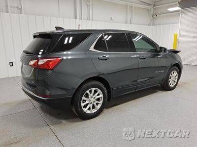 Trzecie zdjęcie samochodu z tyłu: 2020 CHEVROLET EQUINOX LT VIN:2GNAXTEV6L6230280 - miniatura