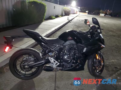 2025 SUZUKI GSX800 F JS1EM13BXS7100334 - główne zdjęcie licytacji z USA - miniatura