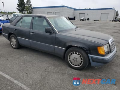 Czwarte zdjęcie samochodu z boku: 1993 MERCEDES-BENZ 300 E VIN:WDBEA32E5PB994476 - miniatura