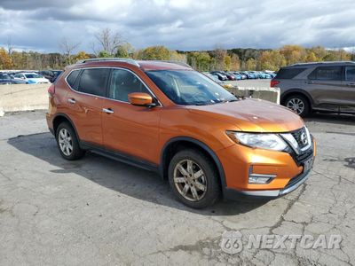 Czwarte zdjęcie samochodu z boku: 2017 NISSAN ROGUE SV VIN:5N1AT2MVXHC739315 - miniatura