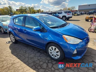 Czwarte zdjęcie samochodu z boku: 2012 TOYOTA PRIUS C ONE VIN:JTDKDTB37C1507823 - miniatura
