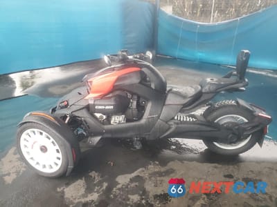 Trzecie zdjęcie samochodu z tyłu: 2022 CAN-AM RYKER RALLY EDITION VIN:3JB2HEH2XNJ005283 - miniatura