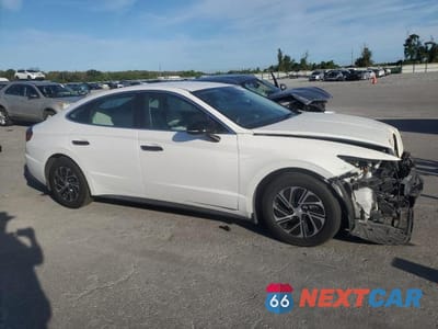 Czwarte zdjęcie samochodu z boku: 2021 HYUNDAI SONATA HYBRID VIN:KMHL24JJ8MA030221 - miniatura