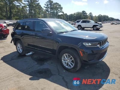 Czwarte zdjęcie samochodu z boku: 2025 JEEP GRAND CHEROKEE LAREDO VIN:1C4RJGAG6SC322622 - miniatura