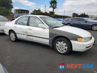 Czwarte zdjęcie samochodu z boku: 1997 HONDA ACCORD LX VIN:1HGCD5636VA093013 - miniatura