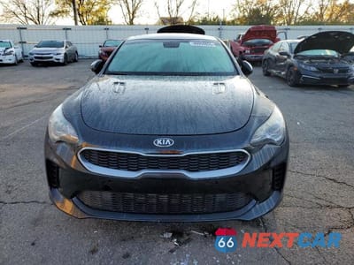 Piąte zdjęcie samochodu w środku: 2019 KIA STINGER VIN:KNAE15LA0K6065609 - miniatura