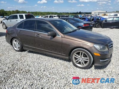 Czwarte zdjęcie samochodu z boku: 2014 MERCEDES-BENZ C 250 VIN:WDDGF4HBXER309719 - miniatura