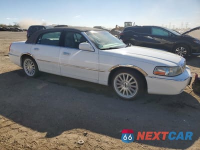 Czwarte zdjęcie samochodu z boku: 2004 LINCOLN TOWN CAR EXECUTIVE VIN:1LNHM81W34Y611989 - miniatura
