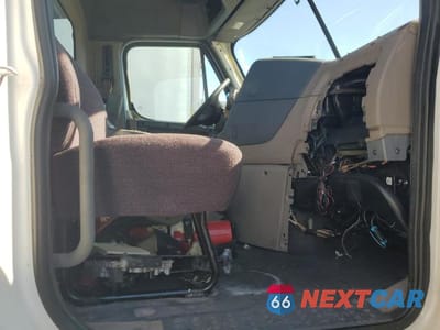 Piąte zdjęcie samochodu w środku: 2018 FREIGHTLINER CASCADIA 113 SEMI TRUCK VIN:3AKBGADV7JSJN2869 - miniatura