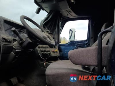 Piąte zdjęcie samochodu w środku: 2018 INTERNATIONAL LT625 SEMI TRUCK VIN:3HSDZAPR5JN532510 - miniatura