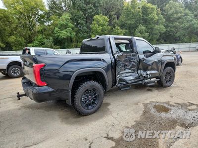 Trzecie zdjęcie samochodu z tyłu: 2025 TOYOTA TUNDRA CREWMAX SR VIN:5TFLA5DB6SX295571 - miniatura