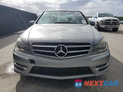 Piąte zdjęcie samochodu w środku: 2014 MERCEDES-BENZ C 250 VIN:WDDGF4HBXEA932708 - miniatura