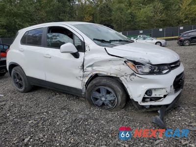 Czwarte zdjęcie samochodu z boku: 2020 CHEVROLET TRAX LS VIN:KL7CJKSB1LB329610 - miniatura