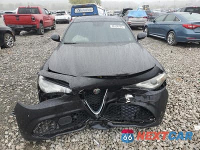 Piąte zdjęcie samochodu w środku: 2017 ALFA ROMEO GIULIA VIN:ZARFAEEN6H7543645 - miniatura