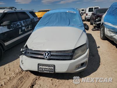 Piąte zdjęcie samochodu w środku: 2017 VOLKSWAGEN TIGUAN WOLFSBURG VIN:WVGRV7AX4HK005713 - miniatura