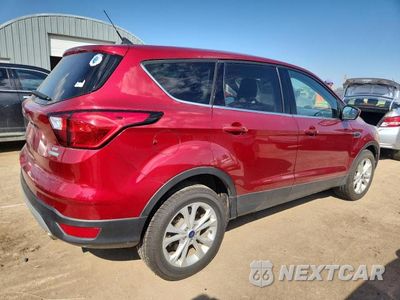 Trzecie zdjęcie samochodu z tyłu: 2019 FORD ESCAPE SE VIN:1FMCU0GD8KUA19042 - miniatura