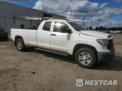 Czwarte zdjęcie samochodu z boku: 2018 TOYOTA TUNDRA SR VIN:5TFCY5F15JX023611 - miniatura
