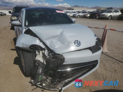 Piąte zdjęcie samochodu w środku: 2019 VOLKSWAGEN BEETLE SE VIN:3VWJD7AT6KM706378 - miniatura