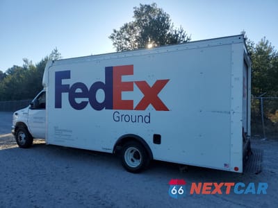 Trzecie zdjęcie samochodu z tyłu: 2021 FORD E-350 DELIVERY TRUCK VIN:1FDWE3FK4MDC25120 - miniatura