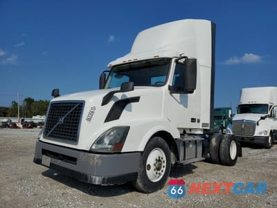 Drugie zdjęcie samochodu z przodu: 2017 VOLVO VNL SEMI TRUCK VIN:4V4N39TG7HN988052 - miniatura