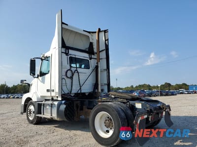 Trzecie zdjęcie samochodu z tyłu: 2017 VOLVO VNL SEMI TRUCK VIN:4V4N39TG7HN988052 - miniatura